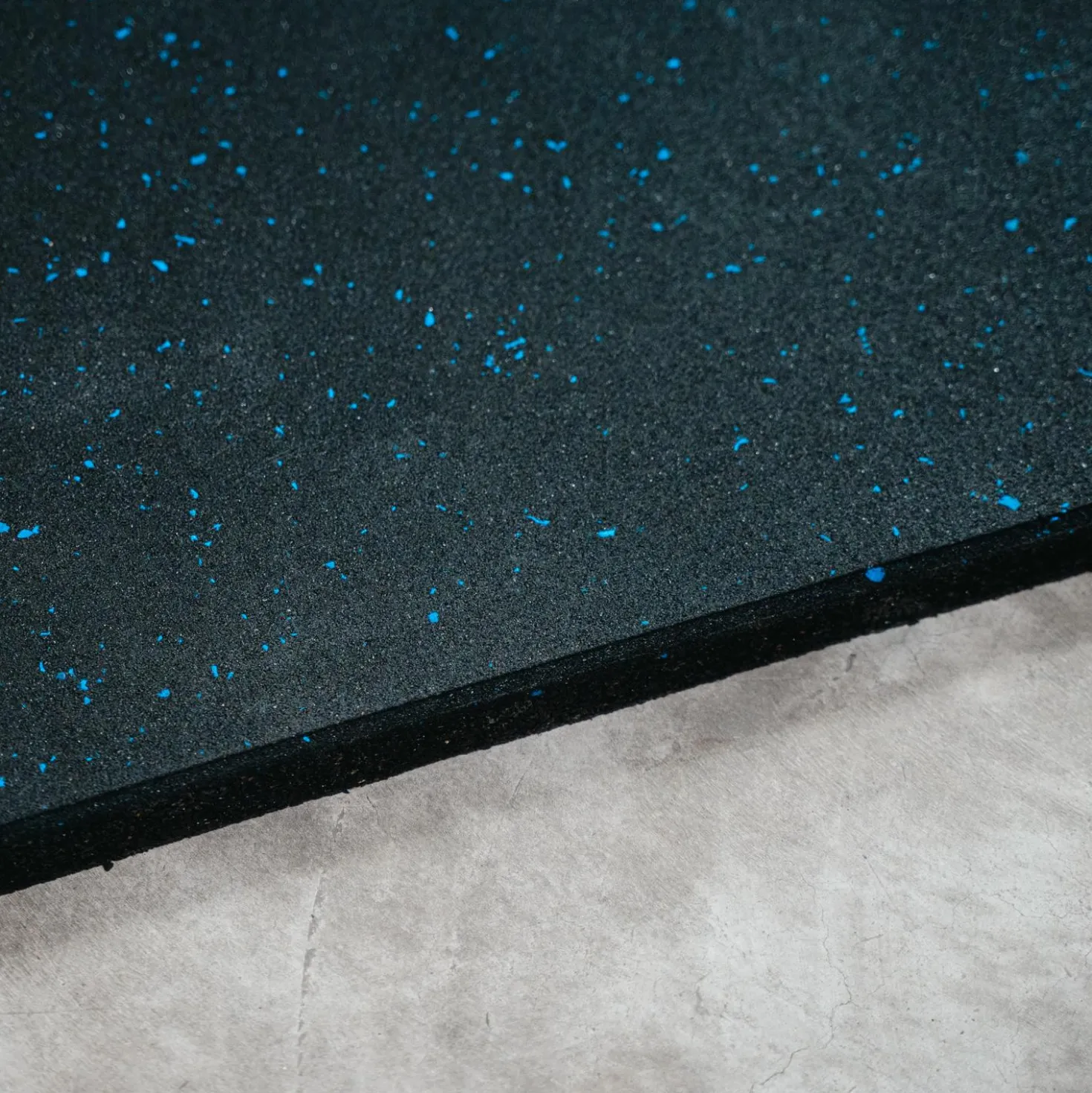 FitNord Kumilaatta 1m x 1m x 30mm, musta sinisillä pilkuilla