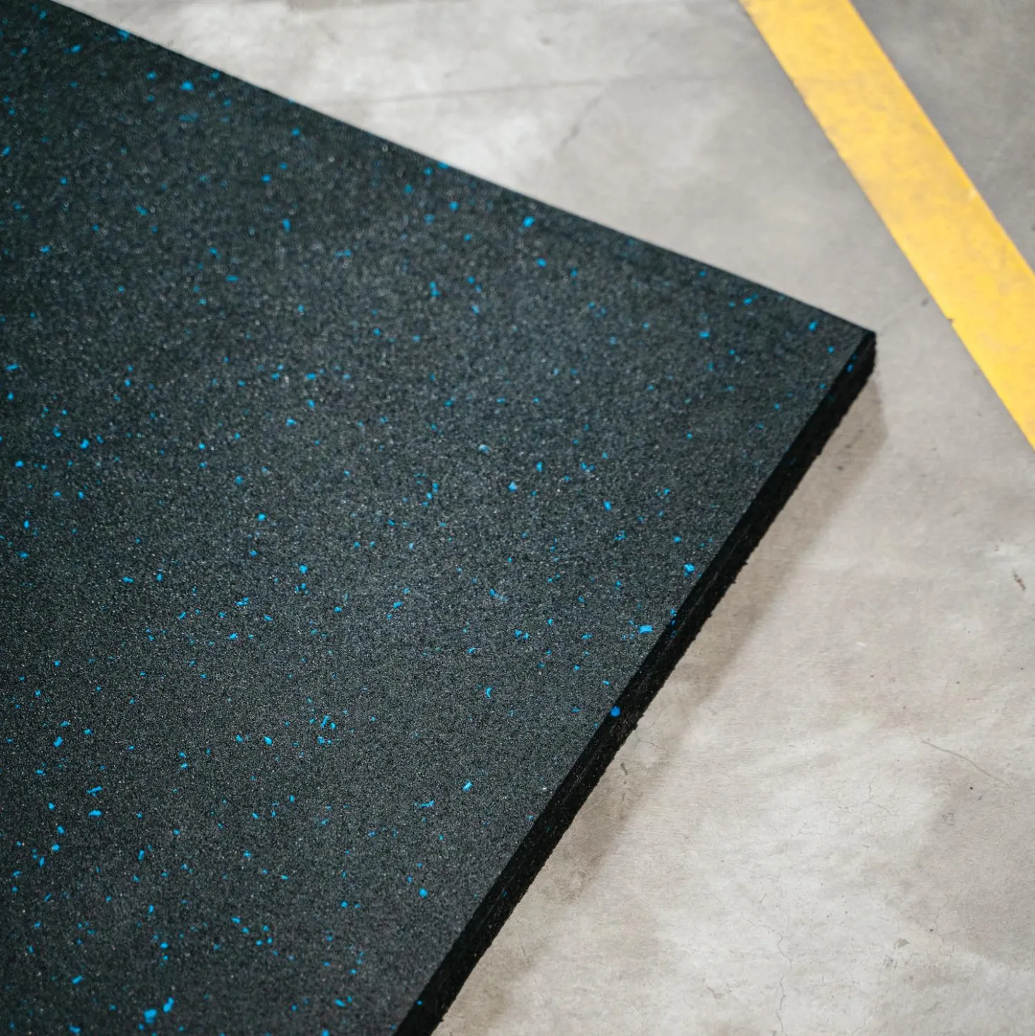 FitNord Kumilaatta 1m x 1m x 30mm, musta sinisillä pilkuilla