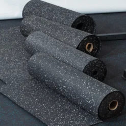 FitNord Kumimatto musta 8 mm (10m rulla) valkoisilla pilkuilla
