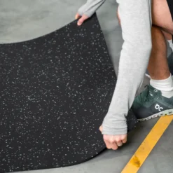 FitNord Kumimatto musta 8 mm (10m rulla) valkoisilla pilkuilla